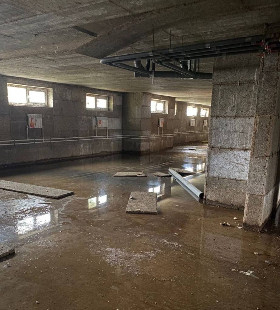 В Кабицино в доме на улице Гоголя топит нечистотами подвал.