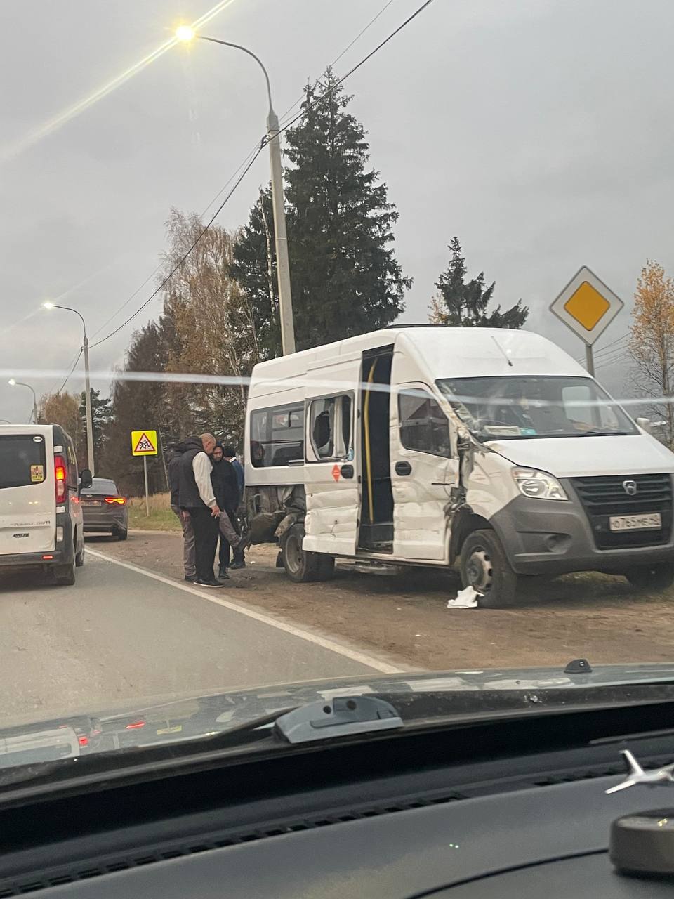 В Верховье случилось ДТП с песковозом и маршруткой.