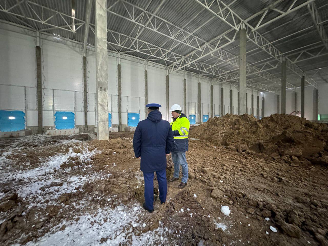 В Боровском районе во время уборки снега с крыши погиб рабочий. Трагедия произошла в деревне Купр...