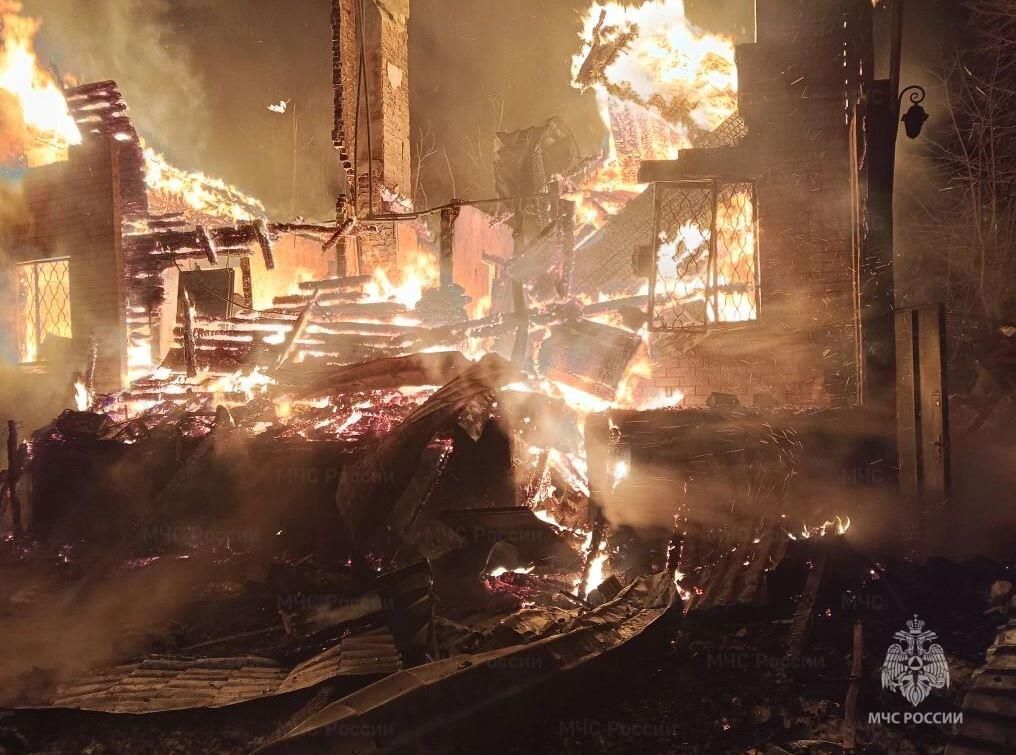 В деревне Скуратово Жуковского района ночью сгорел жилой дом. По данным на данный момент, жертв н...