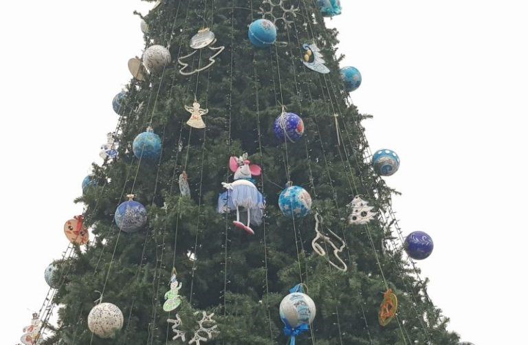 В Жукове местные жители обратились с просьбой о демонтаже новогодней елки на улице. Администрация...