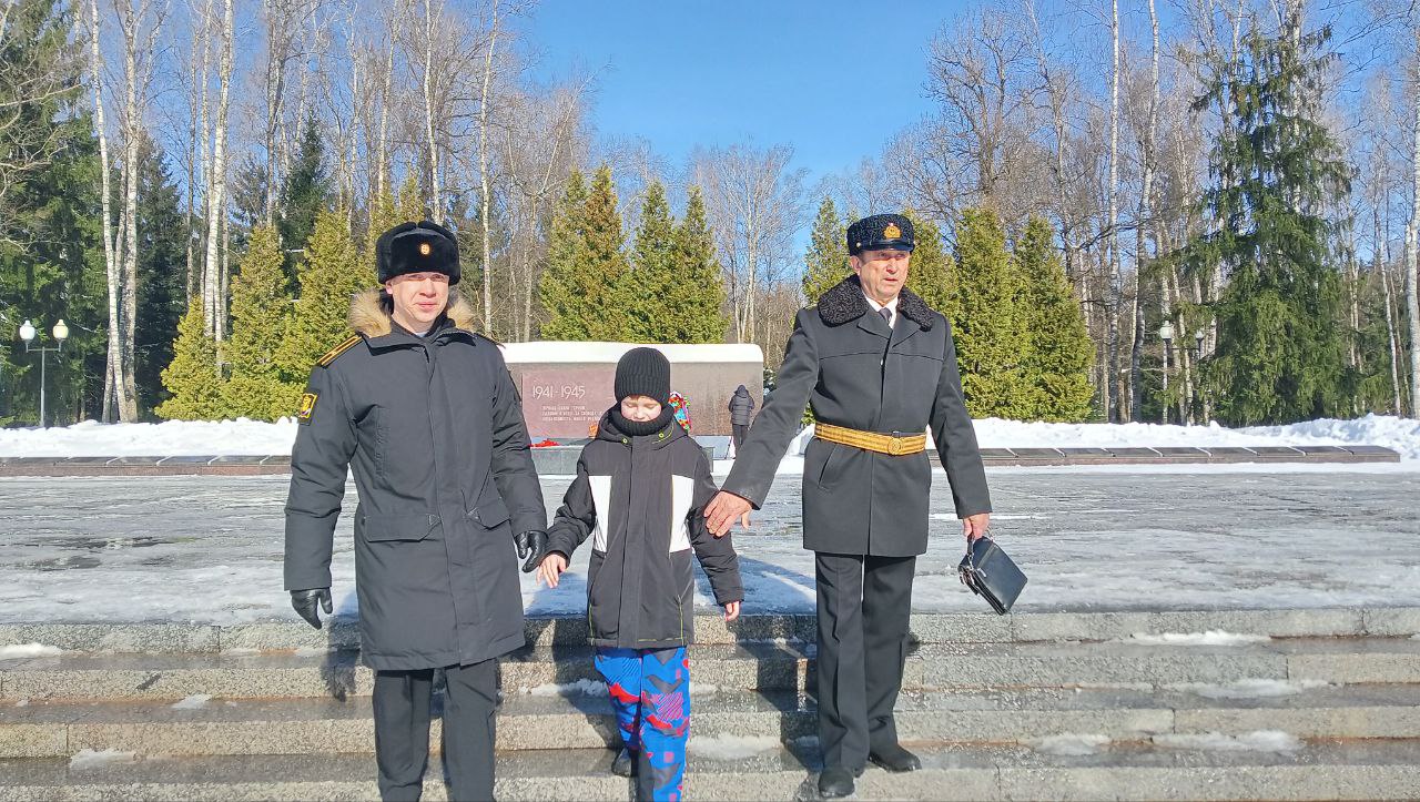 В День защитника Отечества к Вечному огню возложили живые цветы в знак уважения и признательности...