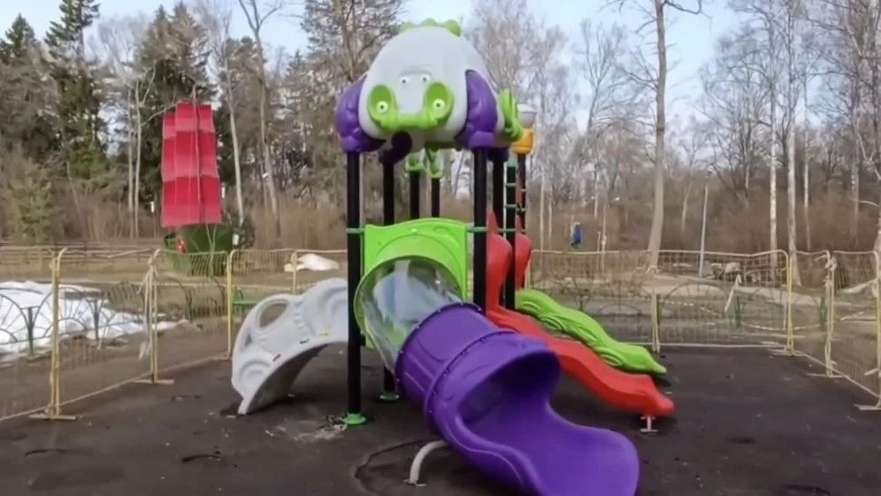 В Городском парке планируют завершить реконструкцию детской площадки к июню. Работы начались из-з...