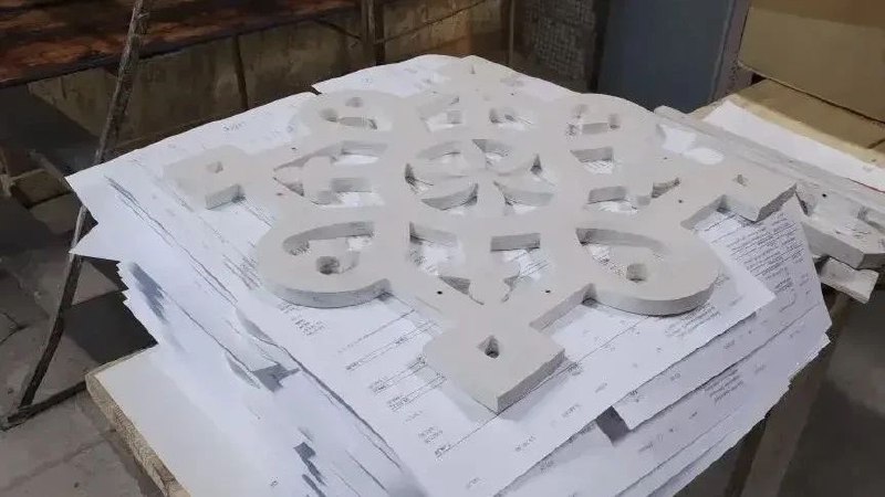 Николай Калиничев продолжает реставрацию старинного дома Ягодиных. Мастера занимаются восстановле...