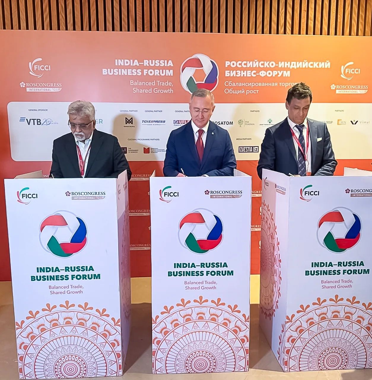 Индийская молодежь зацепилась за Калужскую область!

Особенно им зашел КГУ им. Циолковского.

Про...