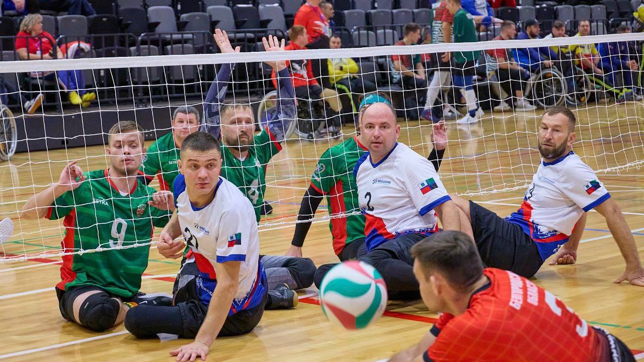 В Савино начали осваивать волейбол сидя!
В зале все готово: разметка есть, стойки завезли. Играют...