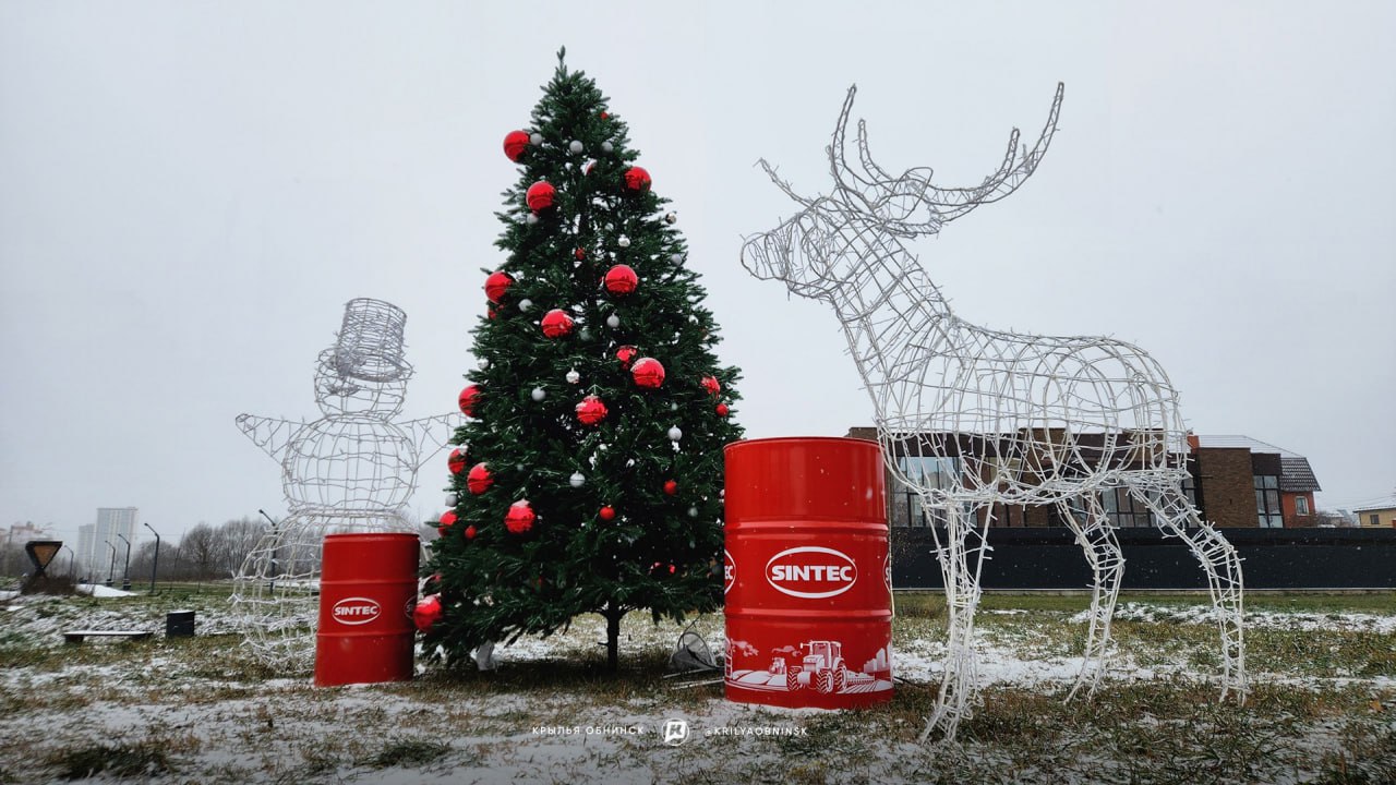 ? В Обнинске зажглась ещё одна новогодняя ёлка!

Яркие шары, светящиеся фигуры и узнаваемые бочки...